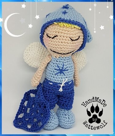 Gehäkelte blaue Amigurumi-Engelpuppe mit Kapuze, Flügeln, geschlossenen Augen und gehäkelter Decke