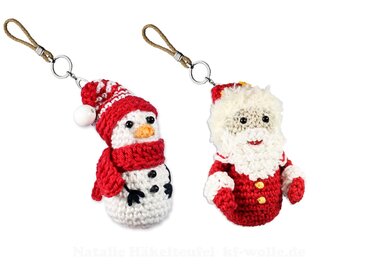 Zwei gehäkelte Schlüsselanhänger: Schneemann mit roter Mütze und Weihnachtsmann vor weißem Hintergrund.