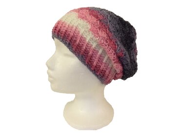Gehäkelte Damen-Beanie in Rosa, Weiß und Grau auf Schaufensterkopf, Seitenansicht