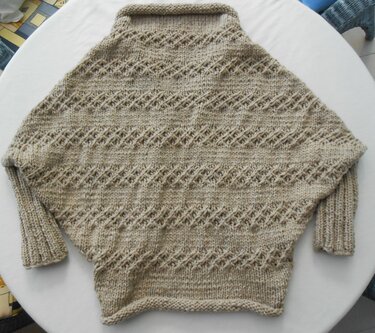 Gestrickter Seelenwärmer in Beige mit Rautenmuster, weitem Schnitt, Fledermausärmeln, breitem Kragen und gerippten Bündchen