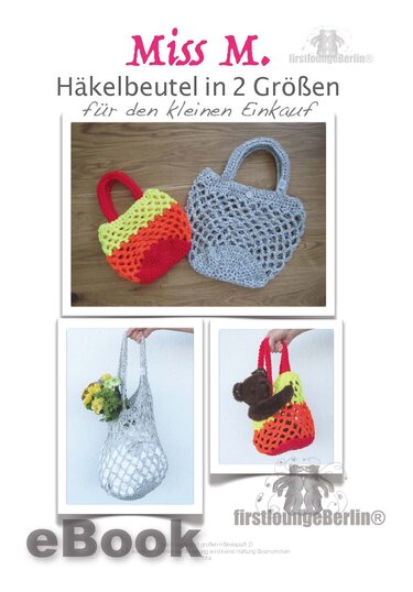 Zwei gehäkelte Henkeltaschen (grau und rot‑orange‑gelb), ein langer Netzbeutel und ein kleiner bunter Beutel mit Teddybär.