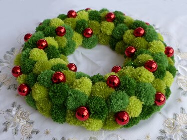 Kostenlose Anleitung: DIY - Weihnachtskranz aus Bommeln - Basteln