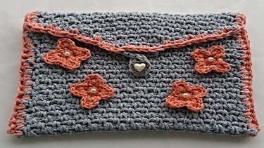 Gehäkelte graue Umschlagtasche mit pfirsichfarbenen Blüten, Perlen und herzförmigem Knopf