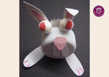 Bastelhase aus Flaschendeckel mit Papierohren, rosa Nase, Zähnen und bemalten Kugelaugen