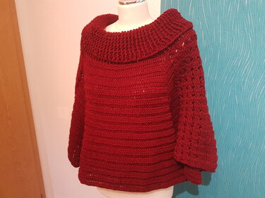 Roter, gehäkelter Damenpullover mit großem Schalkragen auf Schaufensterpuppe