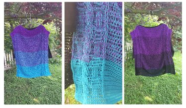 Mehrfarbiger offenmaschiger Häkelpullover (Lila, Blau, Türkis) mit strukturierter Saumkante, hängend im Garten; Nahaufnahme der Maschenstruktur