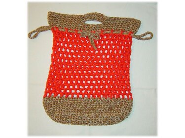 Gehäkelte Netztasche orange mit braunen Details und Kordelzug