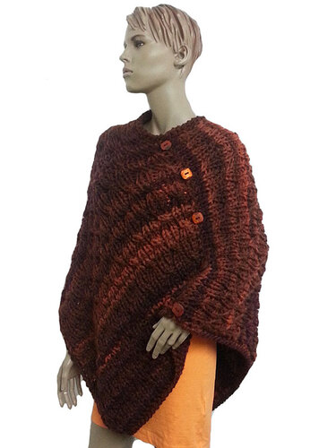 Grob gestrickter dunkelbrauner Damenponcho mit drei sichtbaren Knöpfen auf Schaufensterpuppe.