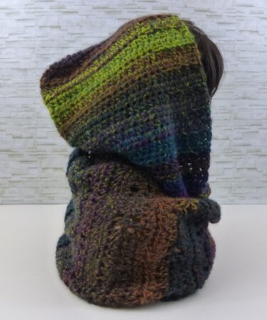 Gehäkelter Kapuzen-Loop mit grün-braunen und violetten Farbverläufen
