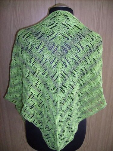 Hellgrünes gestricktes Dreieckstuch mit Lacemuster auf Schneiderbüste