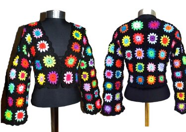 Kurz geschnittener Bolero aus verbundenen Granny-Motiven mit langen Ärmeln und gezackter Kante, Ansicht vorne und hinten