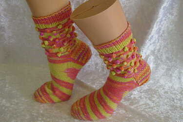 Gestricktes Paar knöchellanger Damensocken in Gelb, Rosa und Orange mit Noppenbündchen auf Modellbeinen
