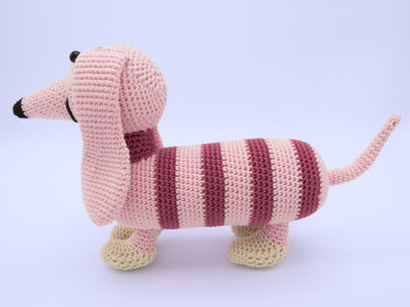 gehäkelter Dackel Amigurumi rosa mit gestreiftem Körper und Schlappohren