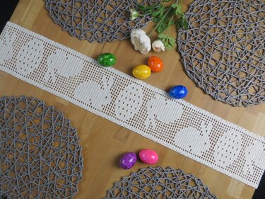 Häkelanleitung für Tischband mit Ostermotiv