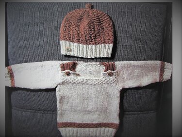 Gestrickter Latzstrampler und Mütze in cremeweiß mit rostbraunen Bündchen