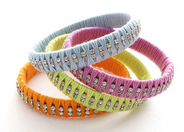 Bastelanleitung Armreif aus Wolle und PET-Flaschen mit Glitzersteinen- modern, bunt und lässig