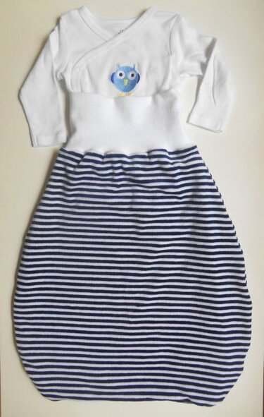 Babyschlafsack weißes Wickeloberteil blau-weiß gestreift Eulenstickerei