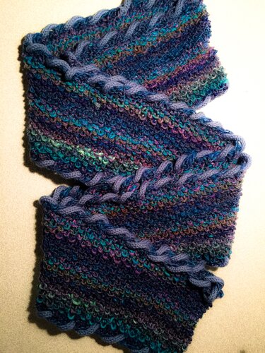 Mehrfarbiger gestrickter Loop-Schal kraus rechts mit kordelähnlichem Rand