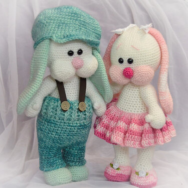 Hasenjunge Coole Socke 30 cm mit Mütze Hose und Hosenträgern Hase Osterhase zu Ostern - Häkeln