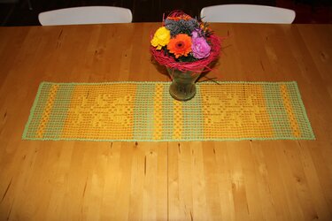 Frühlingsfrischer Tischläufer - Filethäkeln - Häkelanleitung