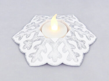 Weißer Papier-Schneeflocken-Teelichthalter mit silbernem Glitzer und LED‑Teelicht