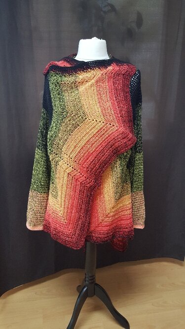 Gehäkelte Damenjacke mit Farbverlauf und asymmetrischer Vorderkante auf Mannequin