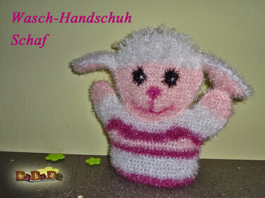 Gehäkelter Waschhandschuh in Schafform aus rosa und weißem flauschigem Garn mit besticktem Gesicht