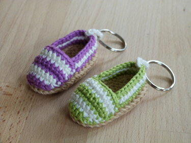 Crochet pattern for a cute key chain "Espadrille"