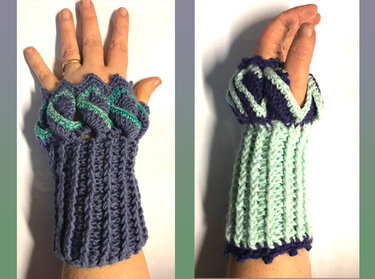 Zwei Hände mit gehäkelten, fingerlosen Handschuhen in unterschiedlichen Farbkombinationen mit Wellen- und Rippendetails.