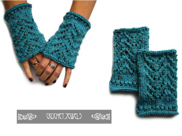 Türkise gestrickte Armstulpen mit Blatt-Lochmuster; links getragen, rechts flach liegend.