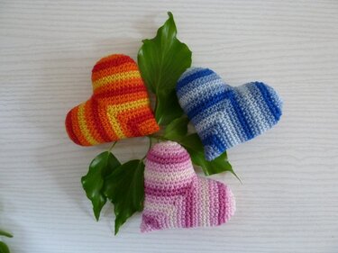 Gehäkeltes Herz in drei verschiedenen Farben - Häkeln