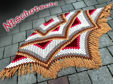 Boho-inspiriertes gehäkeltes Dreieckstuch in Erdtönen mit langen Fransen