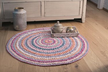 Gehäkelter Rundteppich aus Bändchengarn. - Häkeln