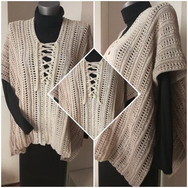 Beiger gehäkelter Damenponcho mit V-Ausschnitt und Schnürung auf schwarzer Schaufensterpuppe, schwarzer Rollkragenpullover darunter.