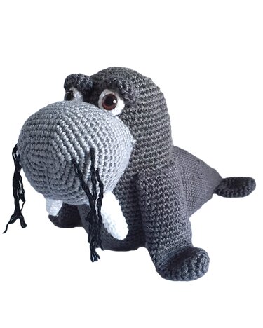 crochet pattern for a walrus, clearly described in German(Deutsch) Englisch and Dutch