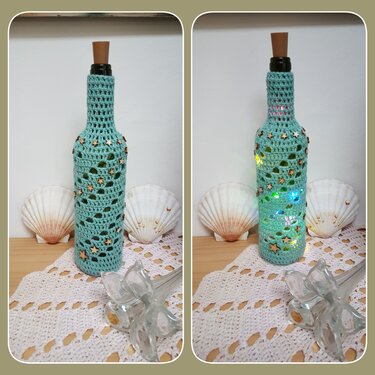 Zwei Ansichten einer Glasflasche mit türkiser Häkelhülle und Holzstern-Applikationen auf einer Spitzenunterlage, rechts leuchten mehrfarbige Lichter durch die Hülle