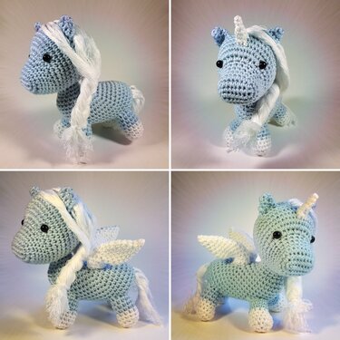 Vier Ansichten eines hellblauen gehäkelten Einhorns mit weißer Mähne, Horn, Schweif und Flügeln.