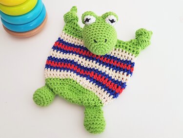 Gehäkeltes Schmusetuch Frosch mit creme-blau-roten Streifen