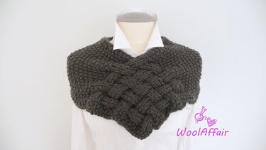 Dunkelgrauer, grob gestrickter Loop mit Zopfmuster an einer Schaufensterpuppe