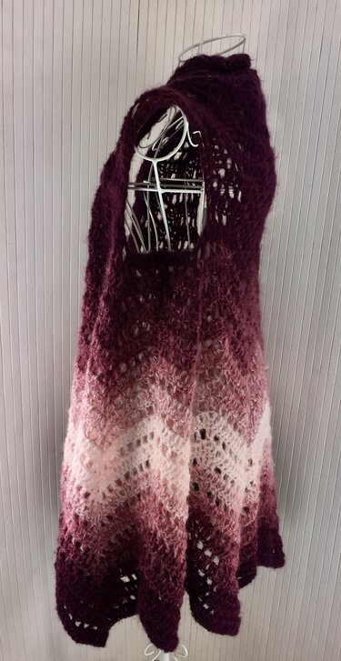 Tuchweste "Explosion" mit 1 BOBBEL-MOHAIR von Woolly Hugs gehäkelt - Bild 3