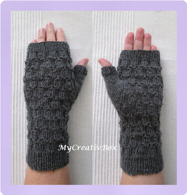 Gestrickte graue fingerlose Armstulpen mit Daumenöffnung und erhabenem Strukturmuster, Vorder- und Rückansicht