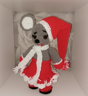 Gehäkelte Maus-Amigurumi in Grau mit rotem Weihnachtskleid, Mütze und weißem Schal