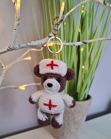 Gehäkelter Teddy-Schlüsselanhänger in Krankenschwester-Outfit mit rotem Kreuz