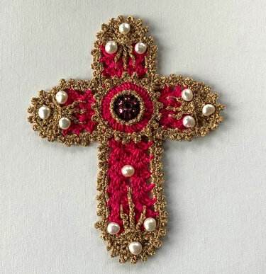 Rotes Häkelkreuz mit goldglänzender Bordüre und Perlenbesatz
