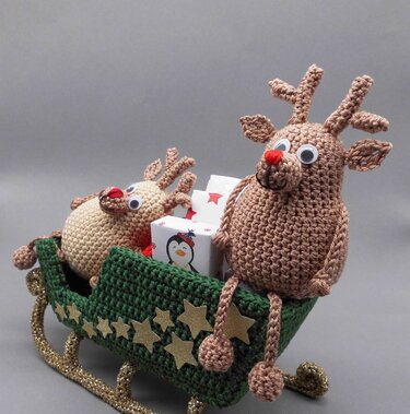 Edge stool reindeer with crochet sleigh for filling