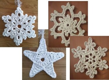 Collage aus drei weißen gehäkelten Dekorationen: zwei Schneeflocken und ein Stern mit Aufhängern.