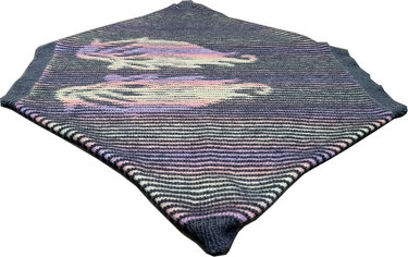 Flach ausgelegter gestrickter Seelenwärmer in Dunkelblau mit zentralem Muster aus horizontalen, pastellfarbenen Wellen in Pink, Lila und Hellgrün.
