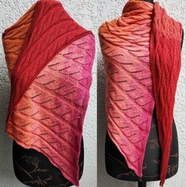 Gestricktes Tuch mit Farbverlauf von Rot zu Rosa und diagonaler Wellenstruktur auf Mannequin