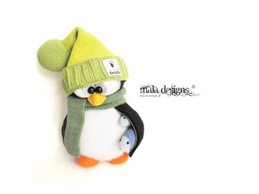 Gehäkelter Pinguin mit grüner Mütze, Schal und zwei blauen Fischen