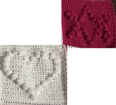 Zwei gehäkelte Musterstücke: weißes Quadrat mit Herz und pinkes Quadrat mit Schriftzug Hi in erhabenen Noppenstichen.